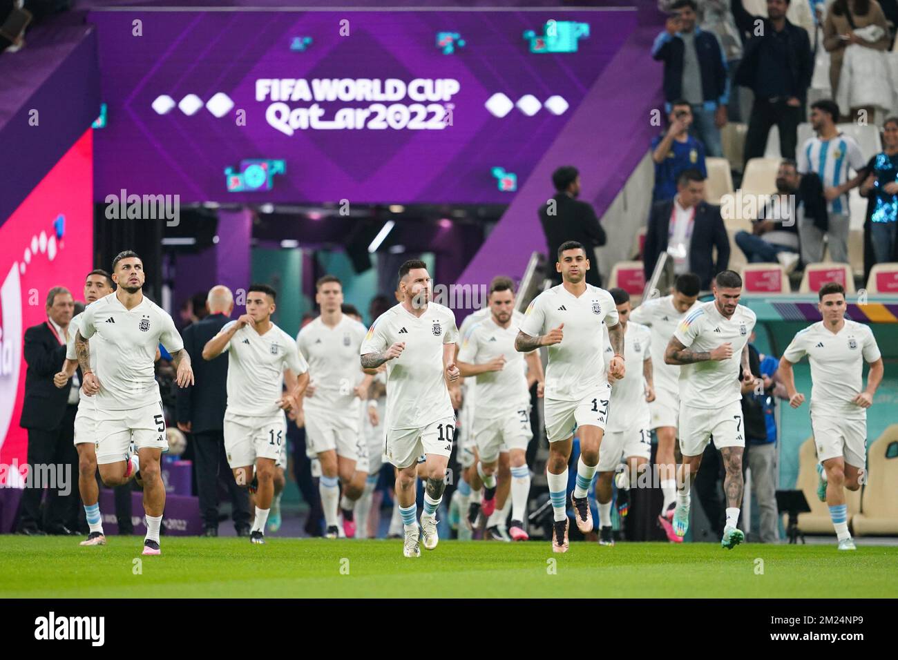 DOHA, QATAR - DÉCEMBRE 13 : les joueurs de l'Argentine se réchauffent de la coupe du monde de la FIFA, Qatar 2022 demi-finale match entre l'Argentine et la Croatie au stade Lusail sur 13 décembre 2022 à Lusail, Qatar. (Photo de Florencia Tan Jun/PxImages) Banque D'Images