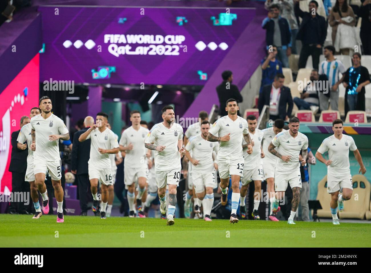 DOHA, QATAR - DÉCEMBRE 13 : les joueurs de l'Argentine se réchauffent de la coupe du monde de la FIFA, Qatar 2022 demi-finale match entre l'Argentine et la Croatie au stade Lusail sur 13 décembre 2022 à Lusail, Qatar. (Photo de Florencia Tan Jun/PxImages) Banque D'Images