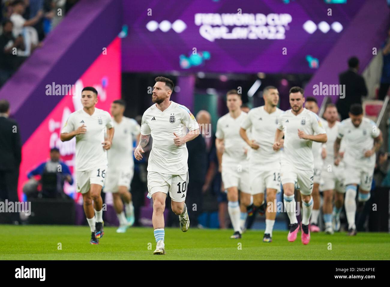 DOHA, QATAR - DÉCEMBRE 13 : les joueurs de l'Argentine se réchauffent de la coupe du monde de la FIFA, Qatar 2022 demi-finale match entre l'Argentine et la Croatie au stade Lusail sur 13 décembre 2022 à Lusail, Qatar. (Photo de Florencia Tan Jun/PxImages) Banque D'Images