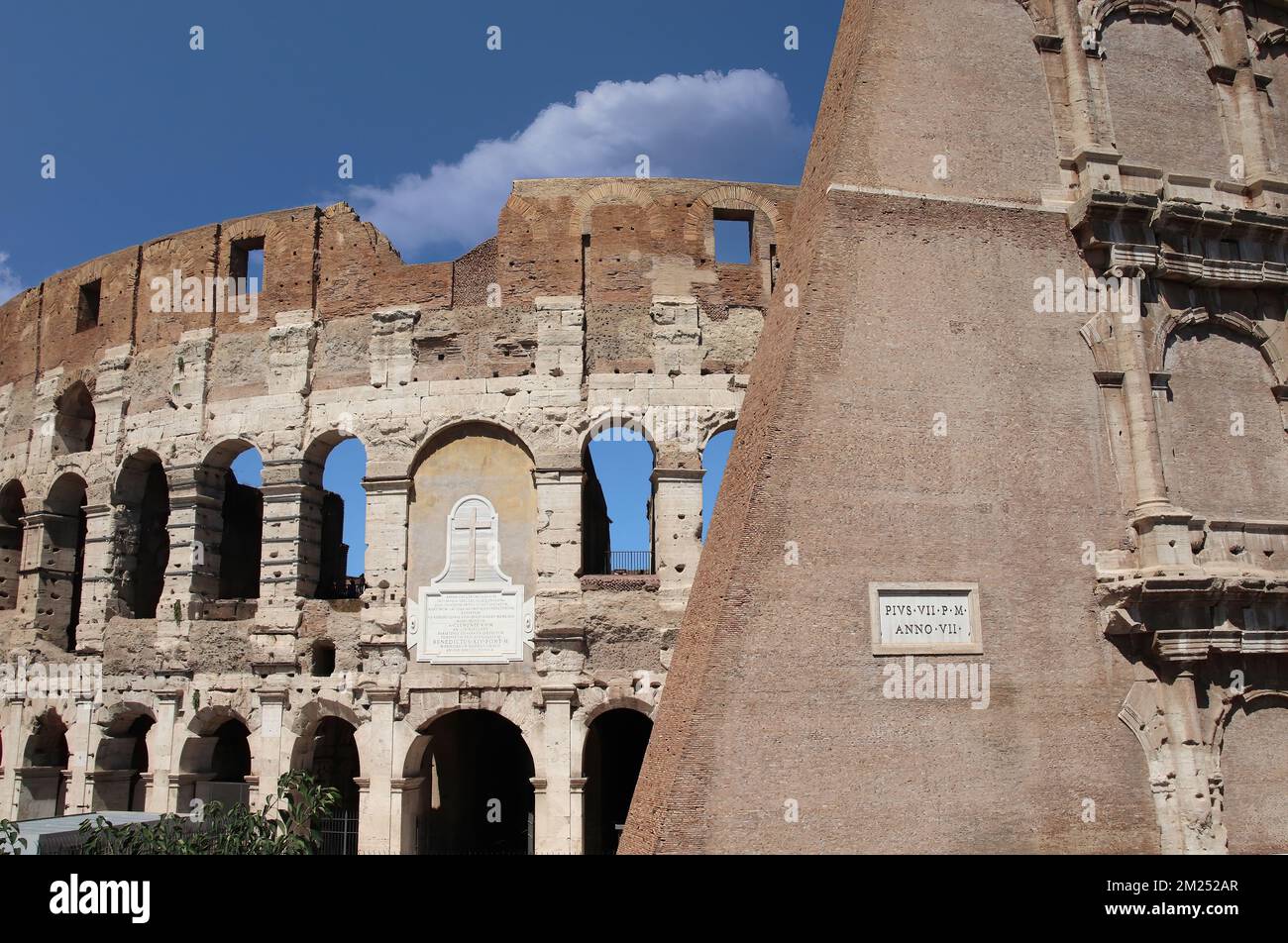 Le Colisée, (Amphithéâtre Flavian) situé dans le centre de la ville de Rome, est le plus grand amphithéâtre romain du monde Banque D'Images