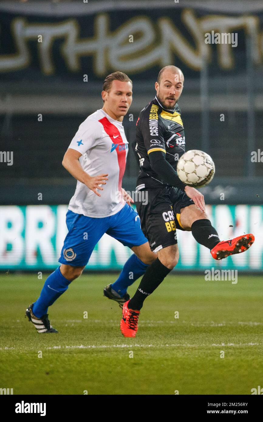 Rudy Ruud Vormer du Club et Steve de Ridder de Lokeren se battent pour le ballon lors du match Jupiler Pro League entre KSC Lokeren et le Club Brugge, à Lokeren, dimanche 12 février 2017, le 26 jour du championnat belge de football. BELGA PHOTO KURT DESPLENTER Banque D'Images