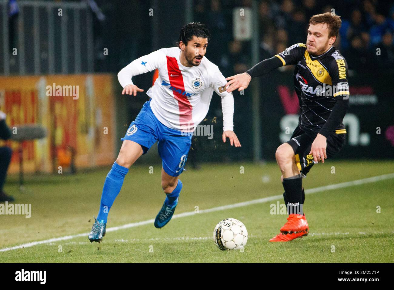 Lior Refaelov du Club et Mario Ticinovic de Lokeren se battent pour le ballon lors du match Jupiler Pro League entre KSC Lokeren et le Club Brugge, à Lokeren, dimanche 12 février 2017, le 26 jour du championnat belge de football. BELGA PHOTO KURT DESPLENTER Banque D'Images