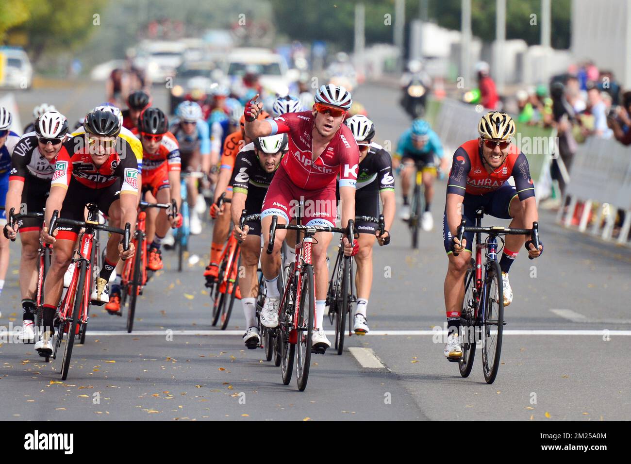 Alexander Kristoff de Katusha-Alpecin célèbre après avoir remporté la quatrième étape de la course cycliste Tour d'Oman 2017, un parcours de 118 km de Siti (Al Sifah) au ministère du Tourisme à Masqat, Oman, le vendredi 17 février 2017. Le Tour d'Oman 2016 a lieu du 14 au 19 février. BELGA PHOTO YUZURU SUNADA Banque D'Images