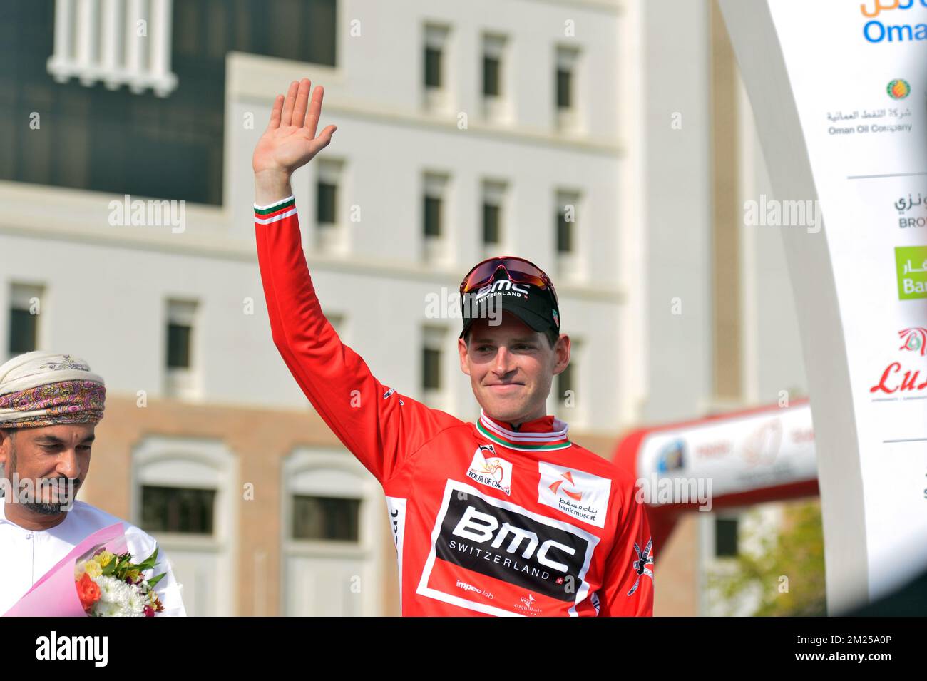 Belge Ben Hermans de BMC Racing Team, leader de la classification générale, célèbre sur le podium après la quatrième étape de la course cycliste Tour d'Oman 2017, un parcours de 118 km de Siti (Al Sifah) au ministère du Tourisme à Masqat, Oman, le vendredi 17 février 2017. Le Tour d'Oman 2016 a lieu du 14 au 19 février. BELGA PHOTO YUZURU SUNADA Banque D'Images