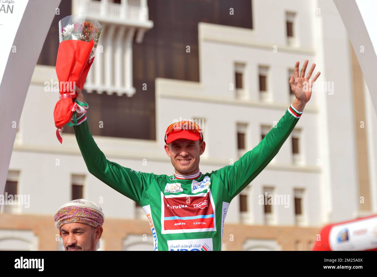 Alexander Kristoff de Katusha-Alpecin, leader de la classification des points, célèbre sur le podium après la quatrième étape de la course cycliste Tour d'Oman 2017, un parcours de 118 km de Siti (Al Sifah) au ministère du Tourisme à Masqat, Oman, le vendredi 17 février 2017. Le Tour d'Oman 2016 a lieu du 14 au 19 février. BELGA PHOTO YUZURU SUNADA Banque D'Images