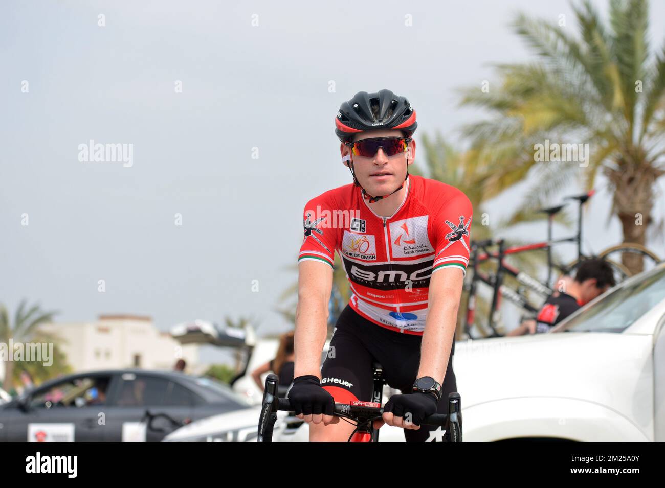 Belge Ben Hermans de BMC Racing Team, leader de la classification générale, termine après la quatrième étape de la course cycliste Tour d'Oman 2017, un parcours de 118 km de Siti (Al Sifah) au Ministère du Tourisme à Masqat, Oman, vendredi 17 février 2017. Le Tour d'Oman 2016 a lieu du 14 au 19 février. BELGA PHOTO YUZURU SUNADA Banque D'Images