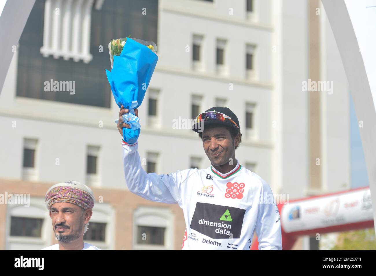 Merhawi Kudus érythréen de Team dimension Data, leader de la classification des jeunes Rider, célèbre sur le podium après la quatrième étape de la course cycliste Tour of Oman 2017, un parcours de 118 km entre Siti (Al Sifah) et le Ministère du Tourisme à Masqat, Oman, le vendredi 17 février 2017. Le Tour d'Oman 2016 a lieu du 14 au 19 février. BELGA PHOTO YUZURU SUNADA Banque D'Images