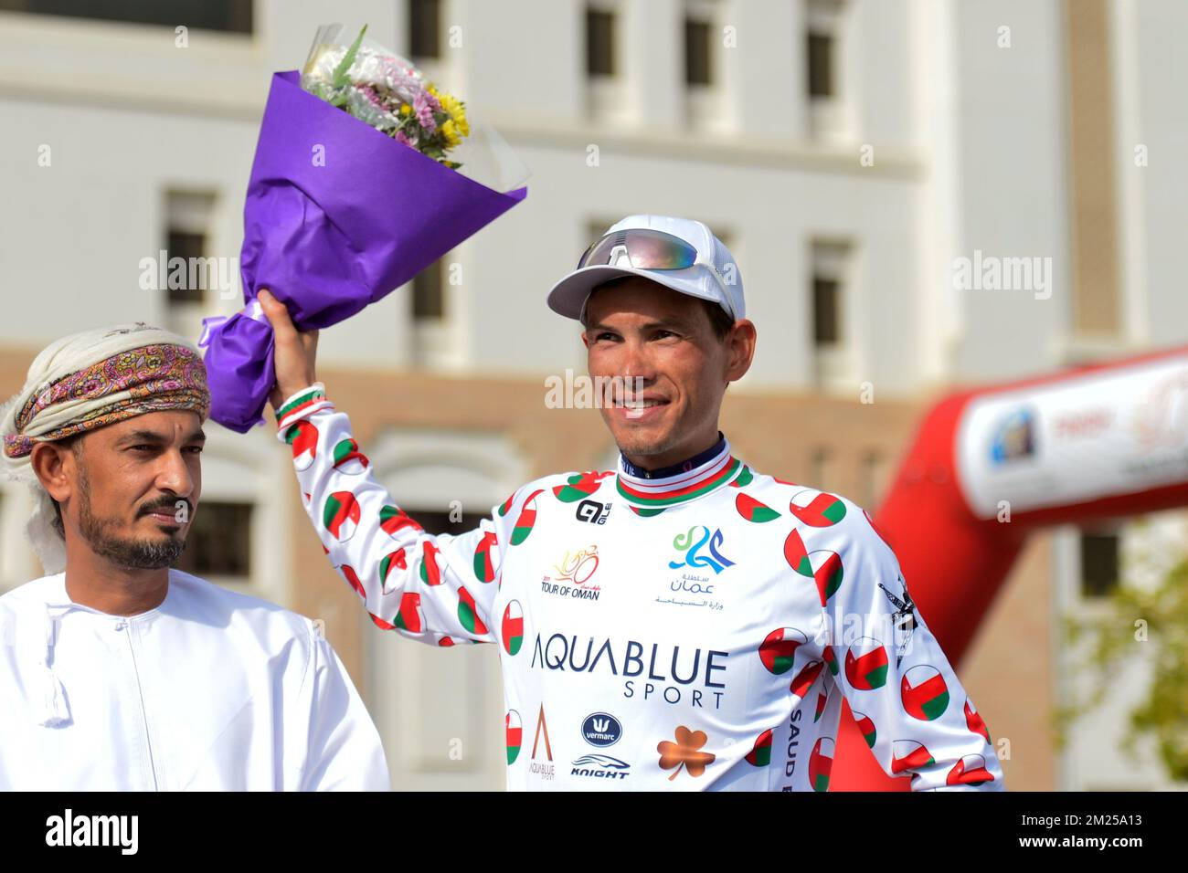 L'autrichien Stefan Denifl d'Aqua Blue Sport, la classification de Rider la plus agressive, célèbre sur le podium après la quatrième étape de la course cycliste Tour d'Oman 2017, un parcours de 118 km de Siti (Al Sifah) au ministère du Tourisme à Masqat, Oman, le vendredi 17 février 2017. Le Tour d'Oman 2016 a lieu du 14 au 19 février. BELGA PHOTO YUZURU SUNADA Banque D'Images