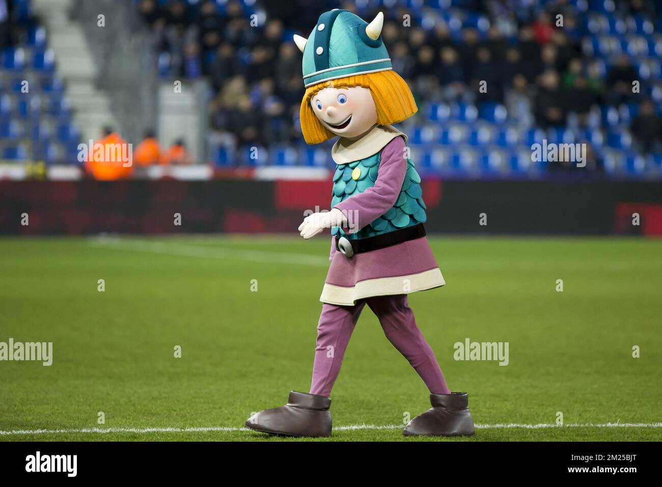 Vicky The Viking (Wickie de Viking - Vic le Viking) photographié avant le match Jupiler Pro League entre KRC Genk et Sporting Charleroi, à Genk, dimanche 19 février 2017, le 27 jour du championnat belge de football. BELGA PHOTO KRISTOF VAN ACCOM Banque D'Images