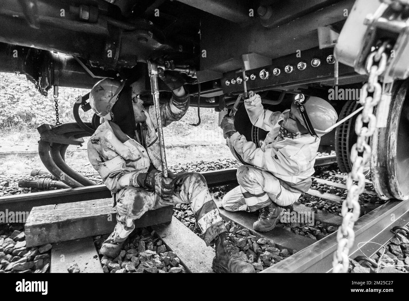 Travailleurs vus sur le site de l'accident à Keseel-Lo, Louvain, province flamande-Brabant, lundi 20 février 2017. Samedi 18 février, un homme de 21 ans est décédé dans un déraillement de train et 27 personnes ont été blessées dans l'accident. BELGA PHOTO LAURIE DIEFFEMBACQ Banque D'Images