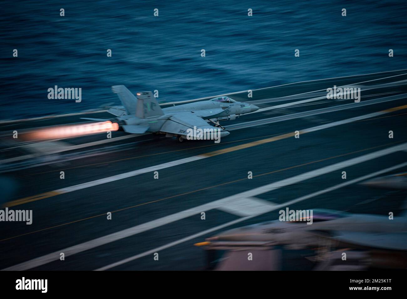 San Diego, États-Unis. 10 décembre 2022. A ÉTATS-UNIS L'avion de chasse Super Hornet F/A-18E de la Marine, avec les Kestrels de l'escadron 137 de chasseurs Strike, sort du pont de vol du porte-avions de la classe Nimitz USS Nimitz pendant les opérations de la Niigh, à 10 décembre 2022 près de la Californie, aux États-Unis. Crédit : MC3 Hannah Kantner/US Navy/Alamy Live News Banque D'Images