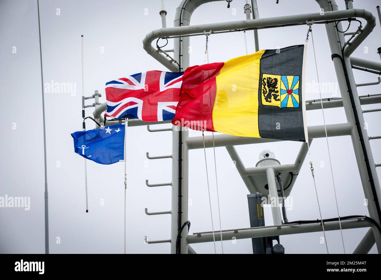 L'illustration montre les drapeaux à marge d'une cérémonie pour le 30th anniversaire de la catastrophe du Herald of Free Enterprise ferry, le lundi 06 mars 2017 à Zeebrugge. Le 6 mars 1987, le ferry a quitté le port de Zeebrugge pour Douvres avec plus de 450 passagers et 80 membres d'équipage à bord. Il a chaviré juste à l'extérieur du port. La catastrophe, causée par l'échec de la fermeture des portes de l'arc, a coûté la vie à 194 personnes. BELGA PHOTO KURT DESPLENTER Banque D'Images