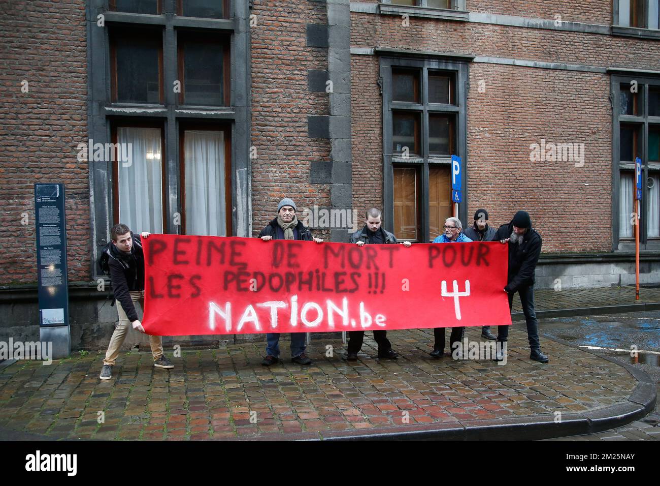 L'illustration montre une protestation du mouvement militant nationaliste Nation en dehors de la salle du conseil de Namur à la suite de plaintes déposées par Jan et Leendert Lambrecks, père et frère de la victime Dutroux Eefje, à Namur, le jeudi 09 mars 2017. Michelle Martin, ex-femme du tueur en série belge, ravisseur d'enfants et molesteur Marc Dutroux, a été condamnée à 30 ans de prison, mais a été libérée après avoir purgé 16 ans. BELGA PHOTO BRUNO FAHY Banque D'Images