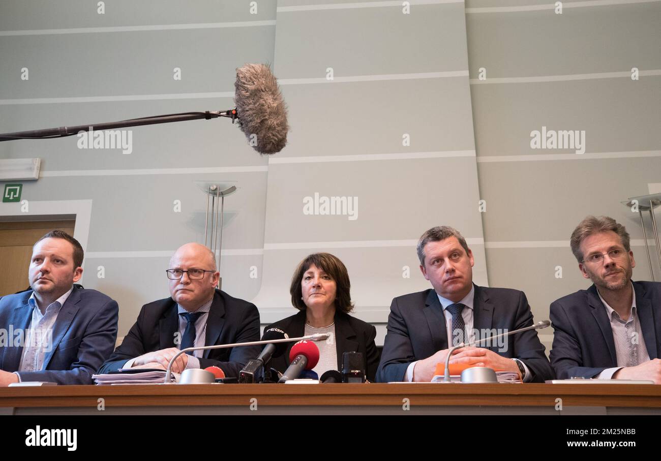 PS' Patrick Prevot, Jean-Luc Crucke de MR, PS' Olga Zrihen, Dimitri Fourny de CDH et Stéphane Hazee d'Ecolo photographiés lors d'une session de la commission d'enquête Publifin au Parlement wallon à Namur, le jeudi 23 février 2017. BELGA PHOTO BENOIT DOPPAGNE Banque D'Images