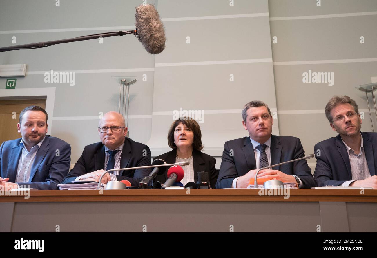 PS' Patrick Prevot, Jean-Luc Crucke de MR, PS' Olga Zrihen, Dimitri Fourny de CDH et Stéphane Hazee d'Ecolo photographiés lors d'une session de la commission d'enquête Publifin au Parlement wallon à Namur, le jeudi 23 février 2017. BELGA PHOTO BENOIT DOPPAGNE Banque D'Images