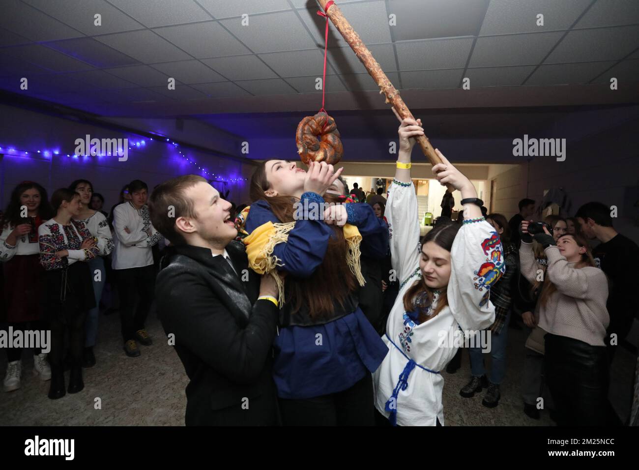 Les gens jouent au jeu de Kalita pendant on 13 décembre, les catholiques orthodoxes et grecs célèbrent le jour de la mémoire de l'apôtre André le premier-appelé. En Ukraine, à la veille de Saint Andrew's Day, les étudiants se sont réunis à Lviv dans un abri à la bombe pour une soirée, où ils ont fait des histoires de fortune et ont eu du plaisir. La Russie a envahi l'Ukraine le 24 février 2022, déclenchant la plus grande attaque militaire en Europe depuis la Seconde Guerre mondiale Banque D'Images