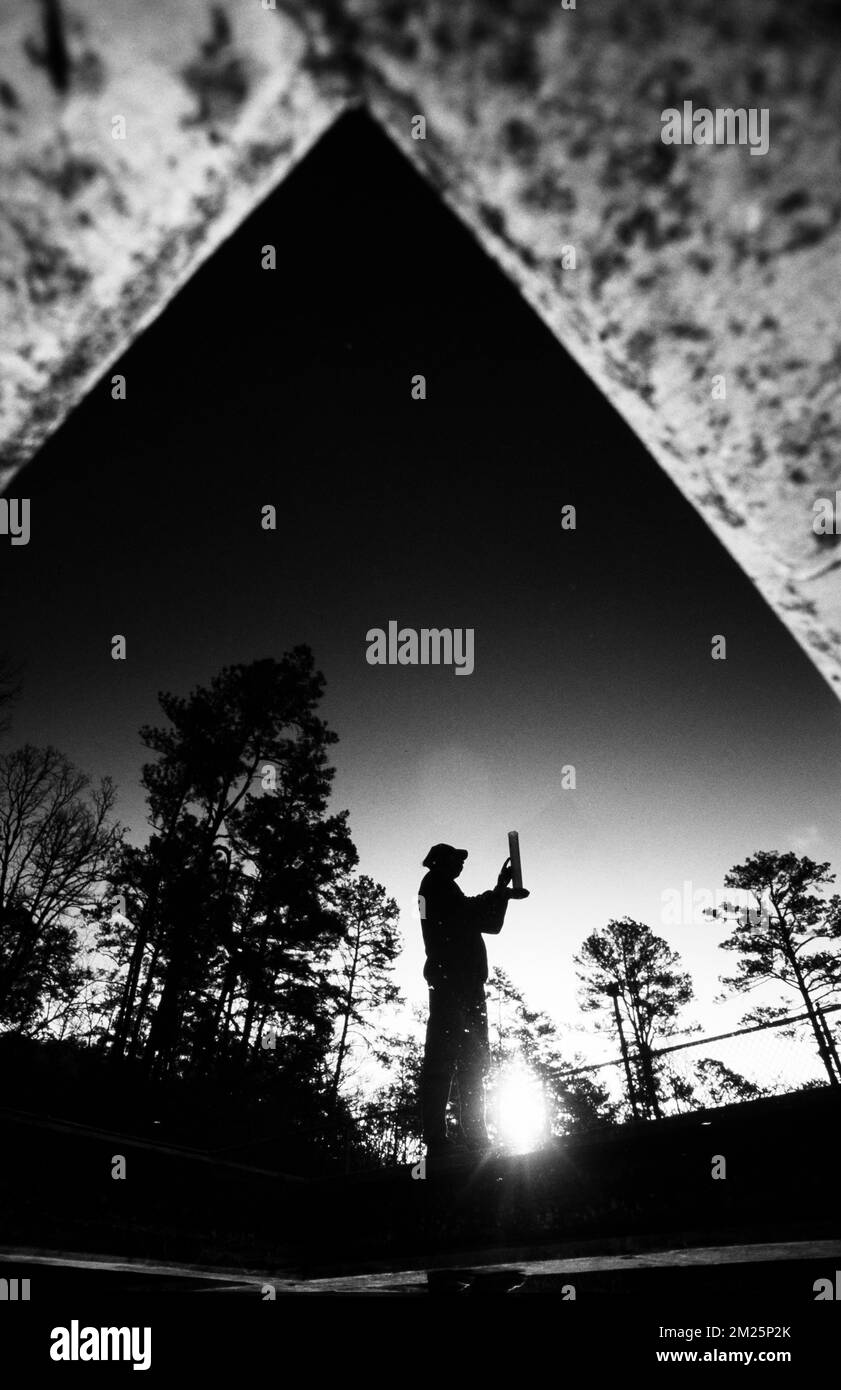 Un technicien teste la qualité de l'eau dans un réservoir. L'eau potable provient de diverses sources, y compris les réseaux publics d'approvisionnement en eau et les puits. Banque D'Images