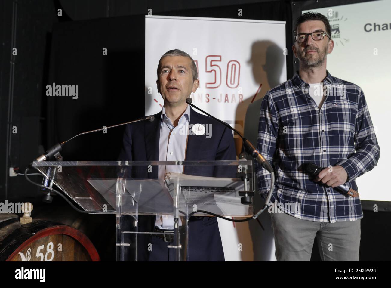 Denis Knoops, chef de la direction de Delhaize Belgique, et Kris Wauters, musicien photographié lors d'un événement de presse à l'occasion du 150th anniversaire du supermarché Delhaize, le mardi 14 mars 2017, à Bruxelles. BELGA PHOTO THIERRY ROGE Banque D'Images