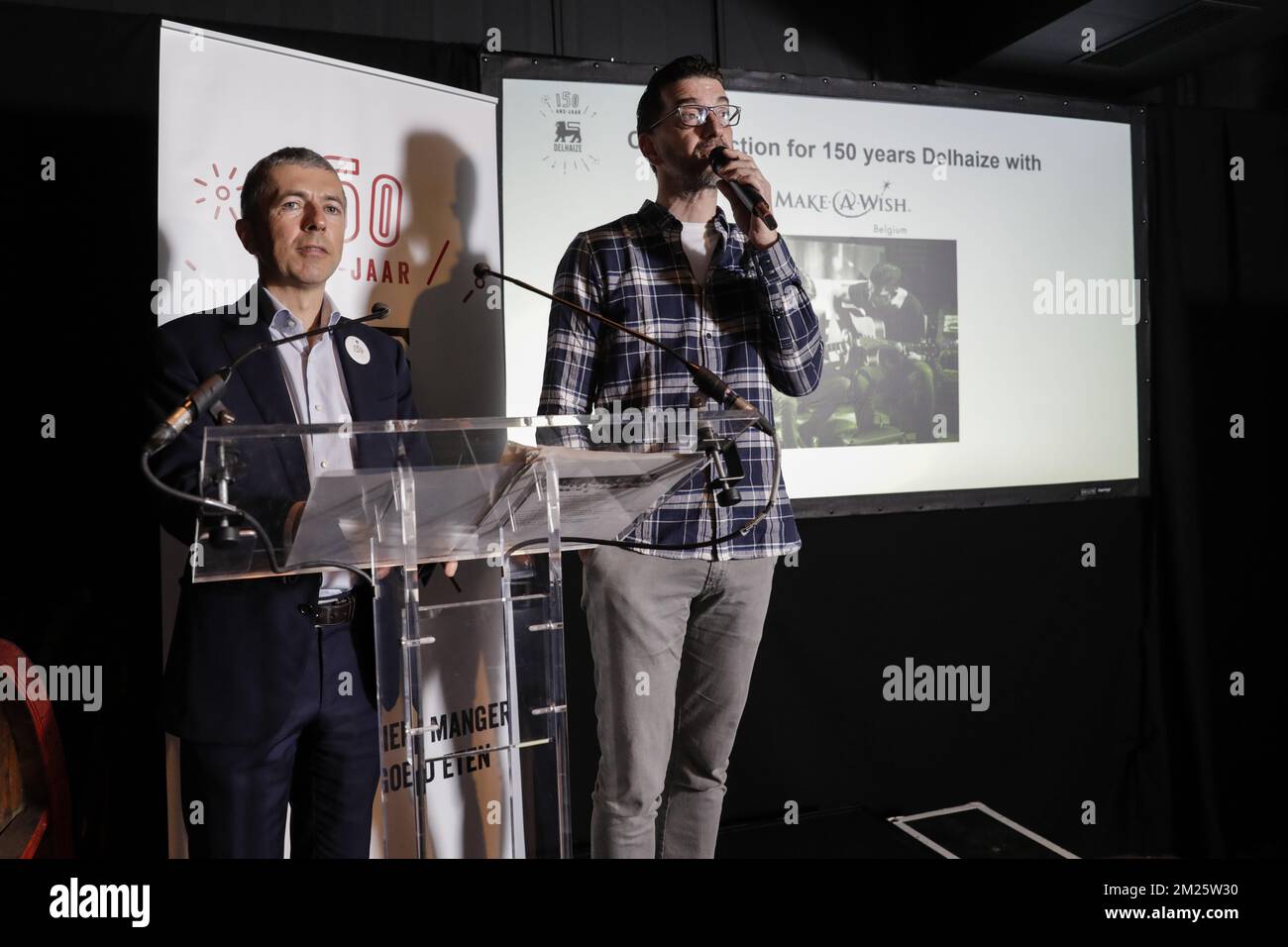 Denis Knoops, chef de la direction de Delhaize Belgique, et Kris Wauters, musicien photographié lors d'un événement de presse à l'occasion du 150th anniversaire du supermarché Delhaize, le mardi 14 mars 2017, à Bruxelles. BELGA PHOTO THIERRY ROGE Banque D'Images