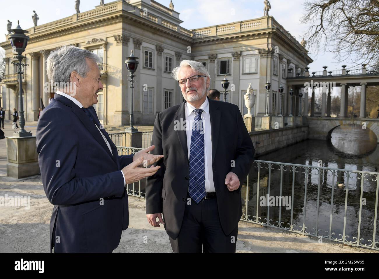 Le vice-premier ministre et ministre des Affaires étrangères Didier Reynders et le ministre polonais des Affaires étrangères Witold Waszczykowski ont photographié lors de la première journée d'une visite à Varsovie et Minsk, le mardi 14 mars 2017, à Varsovie, en Pologne. BELGA PHOTO DIRK WAEM Banque D'Images