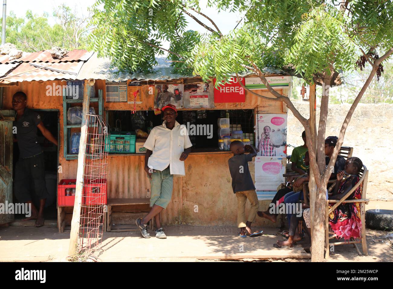 Un peuple africain devant un petit magasin à Ukunda, au Kenya Banque D'Images