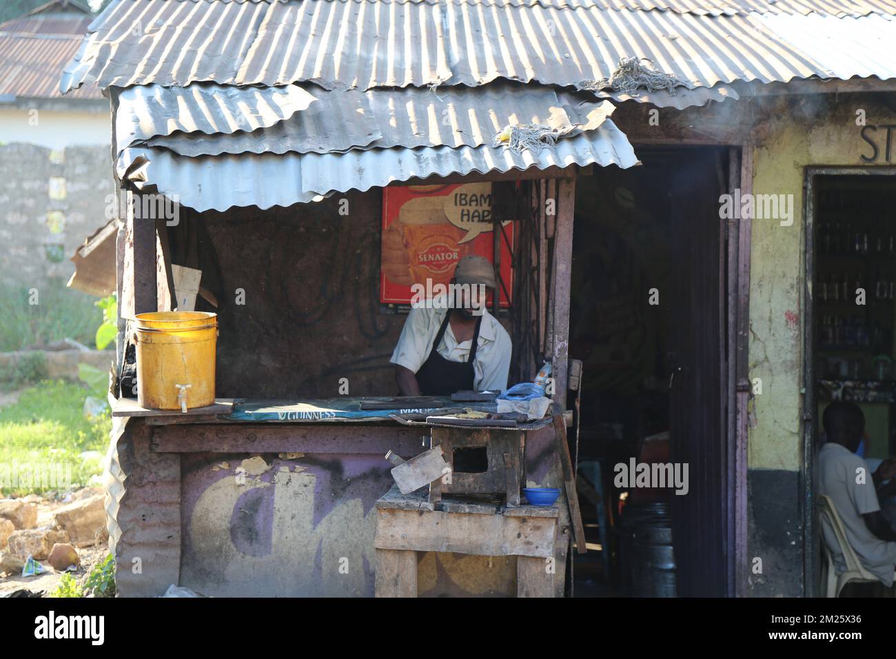 Un Africain dans son ancien magasin à Ukunda, Kenya Banque D'Images