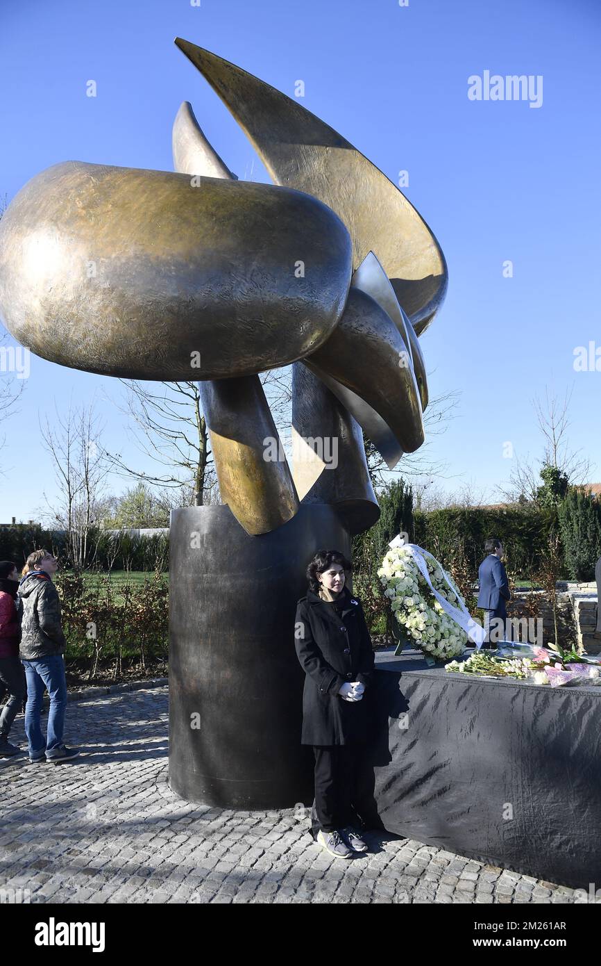 L'illustration montre une cérémonie pour révéler la paix artistique en bronze appelée « vol à l'esprit » par l'artiste belge Strebelle, pour les victimes des 22 attentats terroristes de l'an dernier à l'aéroport de Bruxelles à Zaventem, le mercredi 22 mars 2017. Sur 22 mars 2016, 32 personnes ont été tuées et 324 blessées lors d'attentats suicide à l'aéroport et dans le métro de Bruxelles. Banque D'Images