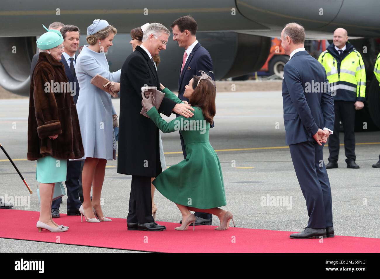 Reine Margrethe du Danemark , Prince Frederik du Danemark, Reine Mathilde de Belgique, Princesse Mary du Danemark, Le prince Joachim du Danemark et la princesse Marie du Danemark photographiés lors de l'accueil officiel à l'aéroport de Copenhague le premier jour d'une visite d'État de trois jours du couple royal belge au Danemark, le mardi 28 mars 2017, à Copenhague. BELGA PHOTO BENOIT DOPPAGNE Banque D'Images