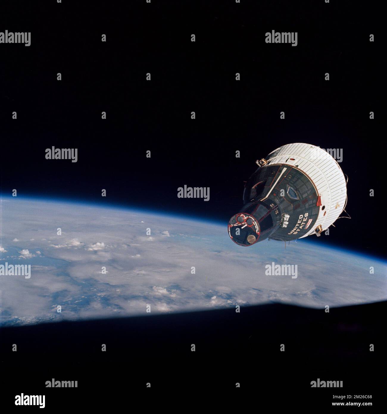 Atmosphère terrestre. 13th décembre 2022. Dans ce fichier photo du 15 décembre 1965, l'engin spatial Gemini-VII est vu à partir de l'engin spatial Gemini-VI-A lors de leur rendez-vous dans l'espace. Les deux engins spatiaux sont à environ 43 pieds l'un de l'autre. Tout comme Orion et la Station spatiale internationale aident la NASA à apprendre à se rendre sur Mars, le programme Gemini a défini et testé les compétences dont la NASA aurait besoin pour aller sur la Lune en 1960s et 1970s. Credit: NASA/ZUMA Press Wire Service/ZUMAPRESS.com/Alamy Live News Banque D'Images