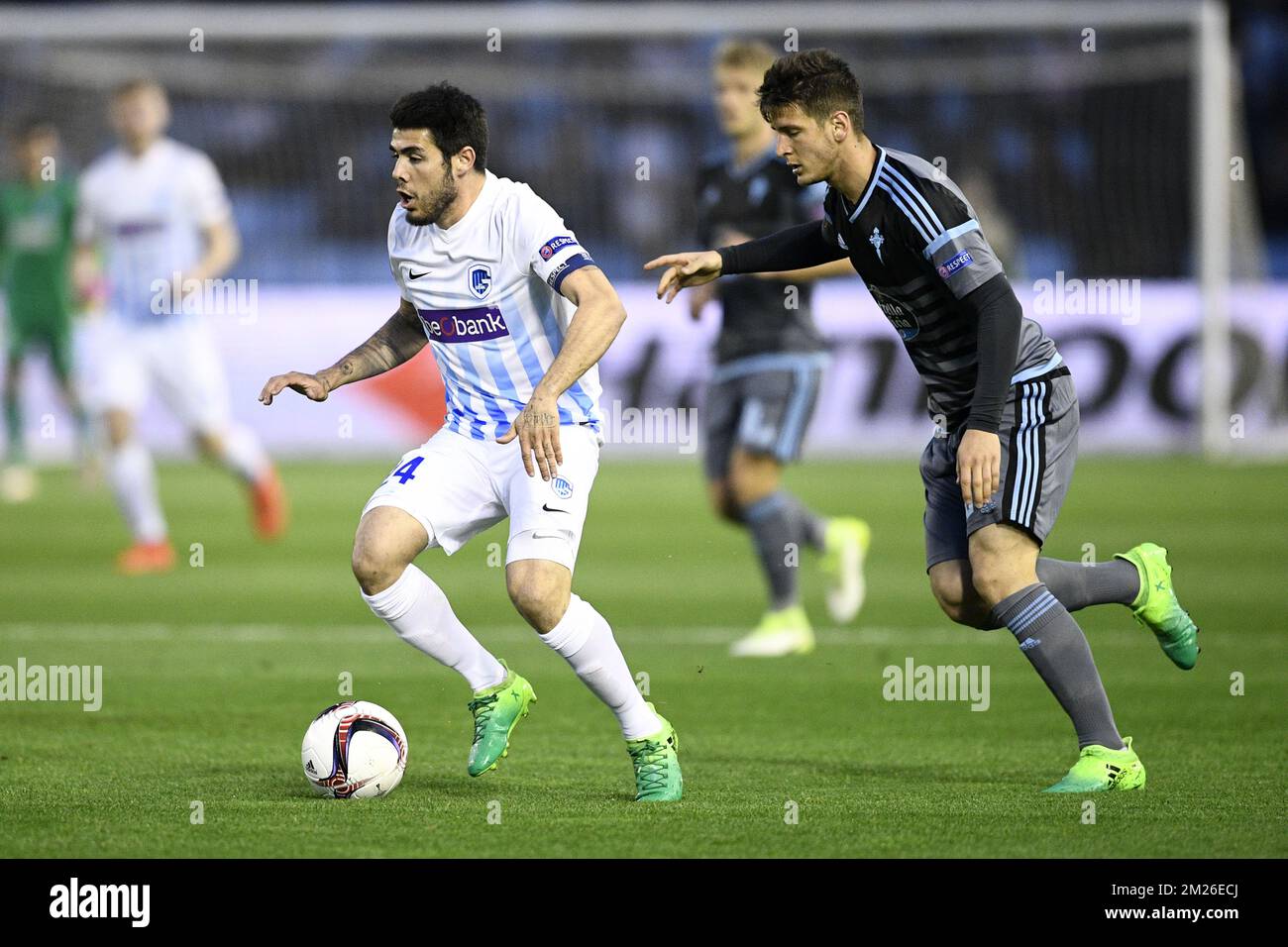 Alejandro Pozuelo de Genk et Nemanja Radoja de Celta se battent pour le ballon lors d'un match de football entre le club espagnol Real Club Celta de Vigo et l'équipe belge KRC Genk, jeudi 13 avril 2017, à Vigo, Espagne, la première partie du quart de finale du concours Europa League. BELGA PHOTO YORICK JANSENS Banque D'Images