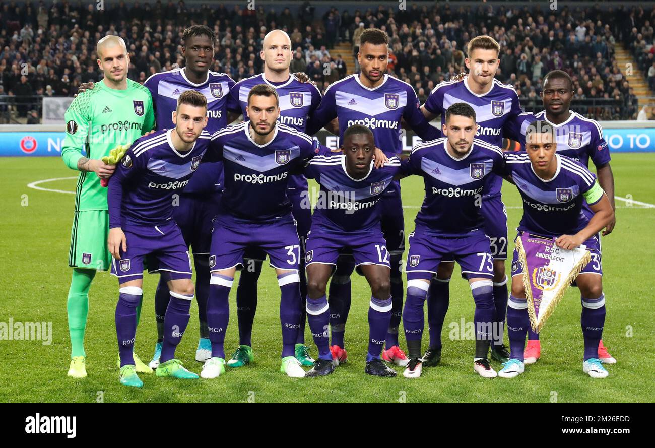 (G-D supérieur) Ruben Martinez, gardien de but d'Anderlecht, Kara Mbodji d'Anderlecht, Nuytinck de Anderlecht, Isaac Kiese Thelin d'Anderlecht, Leander Dendoncker d'Anderlecht, Frank Acheampong d'Anderlecht, (G-D inférieur) 10, Anderlecht Anderlecht, Anderlecht, Appimovic Anderlecht, Anderlecht Anderlecht, Anderlecht Anderlecht, Anderlecht Anderlecht, Anderlecht, Anderlecht Anderlecht Anderlecht Anderlecht Anderlecht, Anderlecht Anderlecht Nicolae-Claudiu Stanciu d'Anderlecht et Youri Tielemans d'Anderlecht posent pour une photo d'équipe au début d'un match de football entre l'équipe belge RSC Anderlecht et le club anglais Manchester United F.C. à Bruxelles, le jeudi 13 avril 2017, la première partie des quarts de finale de l'Europa League co Banque D'Images