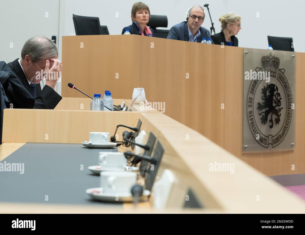 Ancien ministre français Claude Guant photographié lors d'une session de la commission d'enquête parlementaire sur l'accord de plaidoyer, au Parlement fédéral, à Bruxelles, le mercredi 03 mai 2017. Cette commission s'interroge sur les circonstances qui ont conduit à l'approbation et à l'application de la loi du 14 avril 2011 sur l'accord sur le moyen. BELGA PHOTO BENOIT DOPPAGNE Banque D'Images