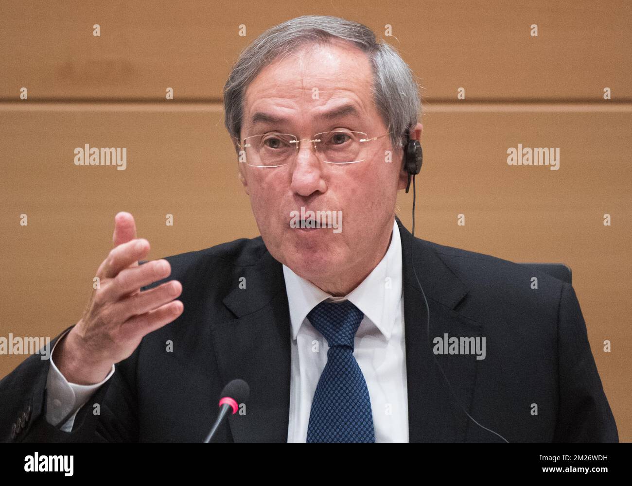 Ancien ministre français Claude Guant photographié lors d'une session de la commission d'enquête parlementaire sur l'accord de plaidoyer, au Parlement fédéral, à Bruxelles, le mercredi 03 mai 2017. Cette commission s'interroge sur les circonstances qui ont conduit à l'approbation et à l'application de la loi du 14 avril 2011 sur l'accord sur le moyen. BELGA PHOTO BENOIT DOPPAGNE Banque D'Images