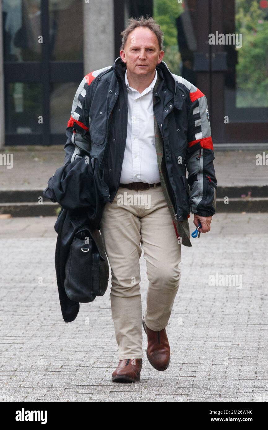 L'avocat Johan Platteau, défenseur d'André Gyselbrecht, arrive à une session du procès "Kasteelmoord" (meurtre de Château), le jeudi 04 mai 2017, au tribunal correcteur de Brugge. Andre Gyselbrecht, Pierre Serry, Franciscus Larmit et Evert de Clercq sont les quatre accusés dans ce qu'on appelle le «meurtre de château» (kasteelmoord) sur Stijn Saelens, à sa maison, un château à Wingene, province de Flandre Occidentale. Le 31 janvier 2012, Saelens a mystérieusement disparu de son château. Son corps a été trouvé en février 2012 sur une propriété voisine. Saelens était le gendre d'Andre Gyselbrecht. BELGA PHOTO KURT DESPLENTER Banque D'Images