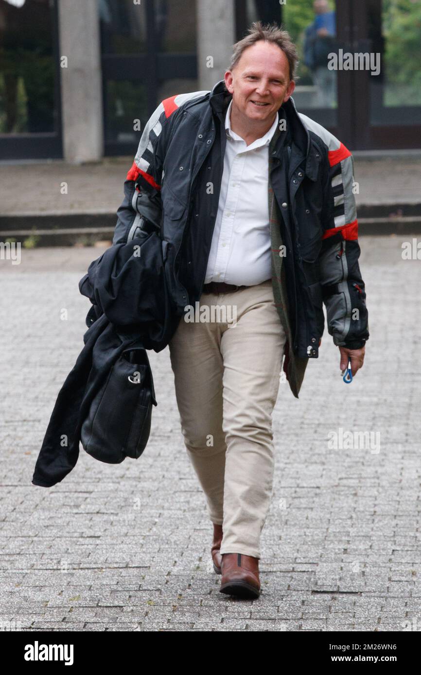 L'avocat Johan Platteau, défenseur d'André Gyselbrecht, arrive à une session du procès "Kasteelmoord" (meurtre de Château), le jeudi 04 mai 2017, au tribunal correcteur de Brugge. Andre Gyselbrecht, Pierre Serry, Franciscus Larmit et Evert de Clercq sont les quatre accusés dans ce qu'on appelle le «meurtre de château» (kasteelmoord) sur Stijn Saelens, à sa maison, un château à Wingene, province de Flandre Occidentale. Le 31 janvier 2012, Saelens a mystérieusement disparu de son château. Son corps a été trouvé en février 2012 sur une propriété voisine. Saelens était le gendre d'Andre Gyselbrecht. BELGA PHOTO KURT DESPLENTER Banque D'Images
