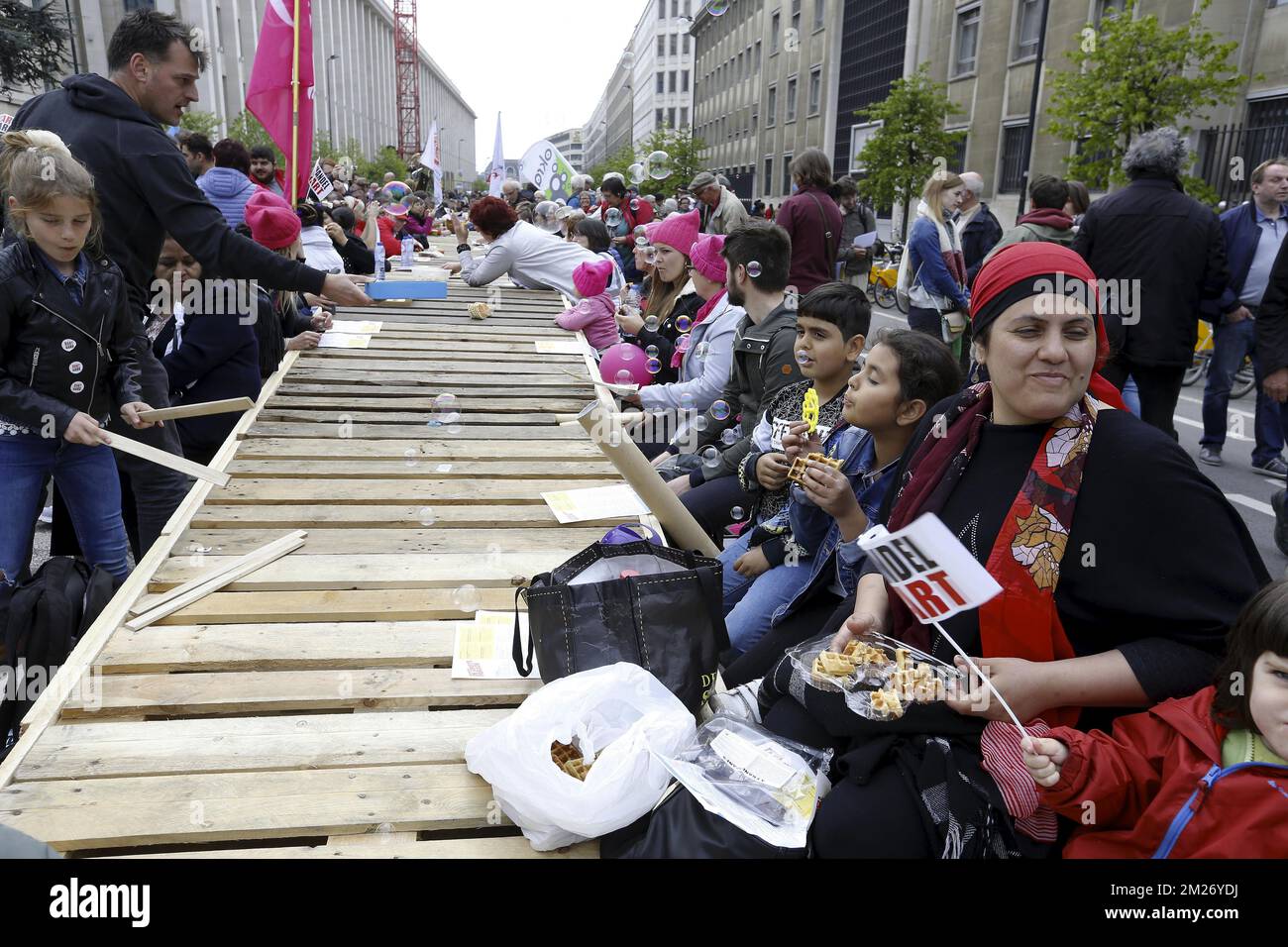 L'illustration montre la troisième édition de la Grande parade - Grande parade - Grande parade, organisée par l'initiative des citoyens Hart boven Hard - Tout autre a choisi, le dimanche 07 mai 2017, à Bruxelles. BELGA PHOTO NICOLAS MATERLINCK Banque D'Images