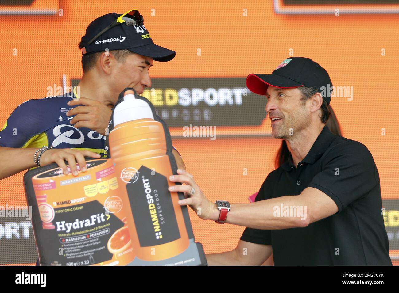 Caleb Ewan australien d'Orica Scott et l'acteur Patrick Dempsey photographiés pendant la septième étape de la tournée à vélo Giro 2017, à 224 km de Castrovillari à Alberobello, Italie, vendredi 12 mai 2017. BELGA PHOTO YUZURU SUNADA Banque D'Images