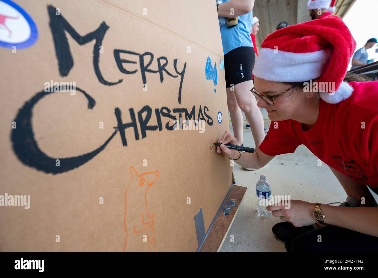 Yigo, États-Unis. 03 décembre 2022. Le capitaine de la Royal Australian Air Force, Anna Thomas, du 37th e Escadron, décore une boîte en vue de sa livraison durant l'opération Christmas Drop 2022 à la base aérienne d'Andersen, à 3 décembre 2022, à Yigo, à Guam. L'opération Christmas Drop est la plus ancienne mission humanitaire et de secours en cas de catastrophe qui livre 71 000 livres de nourriture, de cadeaux et de fournitures pour aider les communautés insulaires éloignées du Pacifique Sud. Crédit : Yasuo Osakabe/US Airforce photo/Alay Live News Banque D'Images