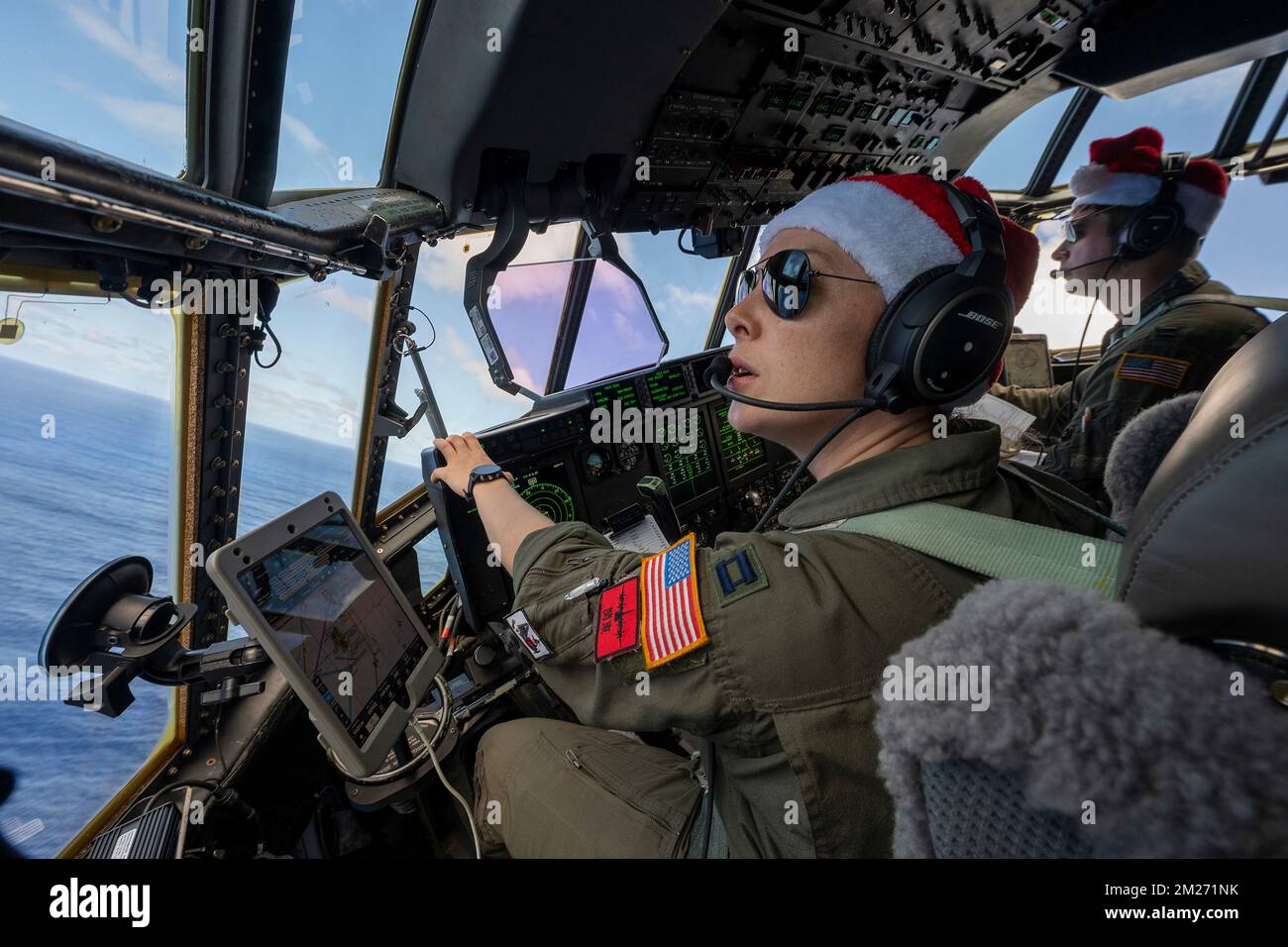 Saipan, États-Unis. 01 décembre 2022. ÉTATS-UNIS Les pilotes de la Force aérienne C-130J, le capitaine Maddie Atkinson, à gauche, et le capitaine Eichard, manœuvrent l'appareil en position pendant l'opération Noël Drop 2022, 1 décembre 2022, à Saipan, dans les îles Mariannes du Nord. L'opération Christmas Drop est la plus ancienne mission humanitaire et de secours en cas de catastrophe qui livre 71 000 livres de nourriture, de cadeaux et de fournitures pour aider les communautés insulaires éloignées du Pacifique Sud. Crédit : Yasuo Osakabe/US Airforce photo/Alay Live News Banque D'Images