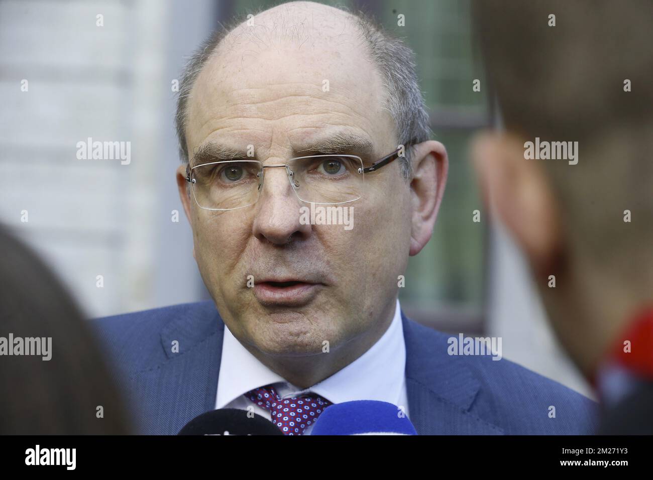 Le ministre de la Justice, Koen Geens, s'entretient avec la presse à l'approche d'une réunion extraordinaire du Conseil des ministres du gouvernement fédéral sur la sécurité et la justice, à Bruxelles, le dimanche 14 mai 2017. BELGA PHOTO NICOLAS MATERLINCK Banque D'Images