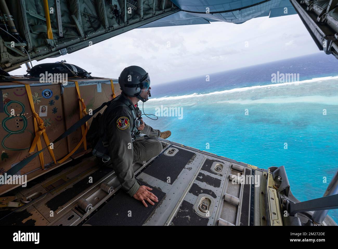 Atoll de l'ASOR, États fédérés de Micronésie. 04 décembre 2022. ÉTATS-UNIS Avion Cameron Palmer de la Force aérienne, 36th escadron de transport aérien expéditionnaire C-130J, chargé de charge, regarde un terrain de chargement pendant l'opération Christmas Drop 2022, 4 décembre 2022 dans l'atoll de l'ASOR, îles de Caroline, FSM. L'opération Christmas Drop est la plus ancienne mission humanitaire et de secours en cas de catastrophe qui livre 71 000 livres de nourriture, de cadeaux et de fournitures pour aider les communautés insulaires éloignées du Pacifique Sud. Crédit : Yasuo Osakabe/US Airforce photo/Alay Live News Banque D'Images