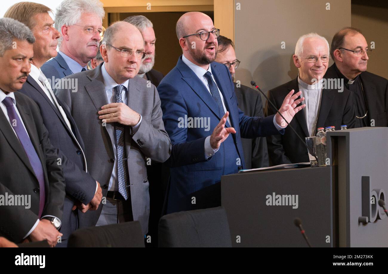 Le Président exécutif musulman belge Salah Echallaoui, Henri Bartolomeeusen, Steven Fuite, Président du Conseil synodal de l'Église protestante unie de Belgique, le Ministre de la Justice Koen Geens, le Premier Ministre belge Charles Michel, l'Archevêque Jozef de Kesel et l'Evêque Guy Harpigny de Tournai, Référent pour francophone représenté après une rencontre avec des représentants des religions officiellement reconnues et de la laïcité, à Bruxelles, le mercredi 17 mai 2017. BELGA PHOTO BENOIT DOPPAGNE Banque D'Images Le Président exécutif musulman belge Salah Echallaoui, Henri Bartolomeeusen, Steven Fuite, Président du Conseil synodal de l'Église protestante unie de Belgique, le Ministre de la Justice Koen Geens, le Premier Ministre belge Charles Michel, l'Archevêque Jozef de Kesel et l'Evêque Guy Harpigny de Tournai, Référent pour francophone représenté après une rencontre avec des représentants des religions officiellement reconnues et de la laïcité, à Bruxelles, le mercredi 17 mai 2017. BELGA PHOTO BENOIT DOPPAGNE Banque D'Images