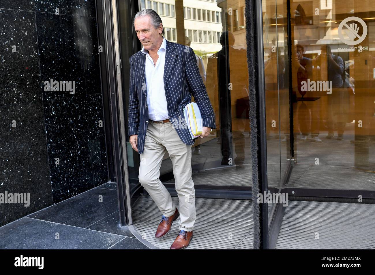 L'avocat Luc Deleu, défendant Olivier Deschaacht, photographié lors d'une session de la Commission du jeu à Bruxelles, le mercredi 17 mai 2017. Un compte de pari en ligne enregistré par le joueur de football belge Deschacht d'Anderlecht a été utilisé pour placer 2622 Paris, dont 67 sur sa propre équipe RSC Anderlecht. La défense prétend que le frère de Descacht a utilisé le compte après avoir quitté la maison familiale. BELGA PHOTO DIRK WAEM Banque D'Images