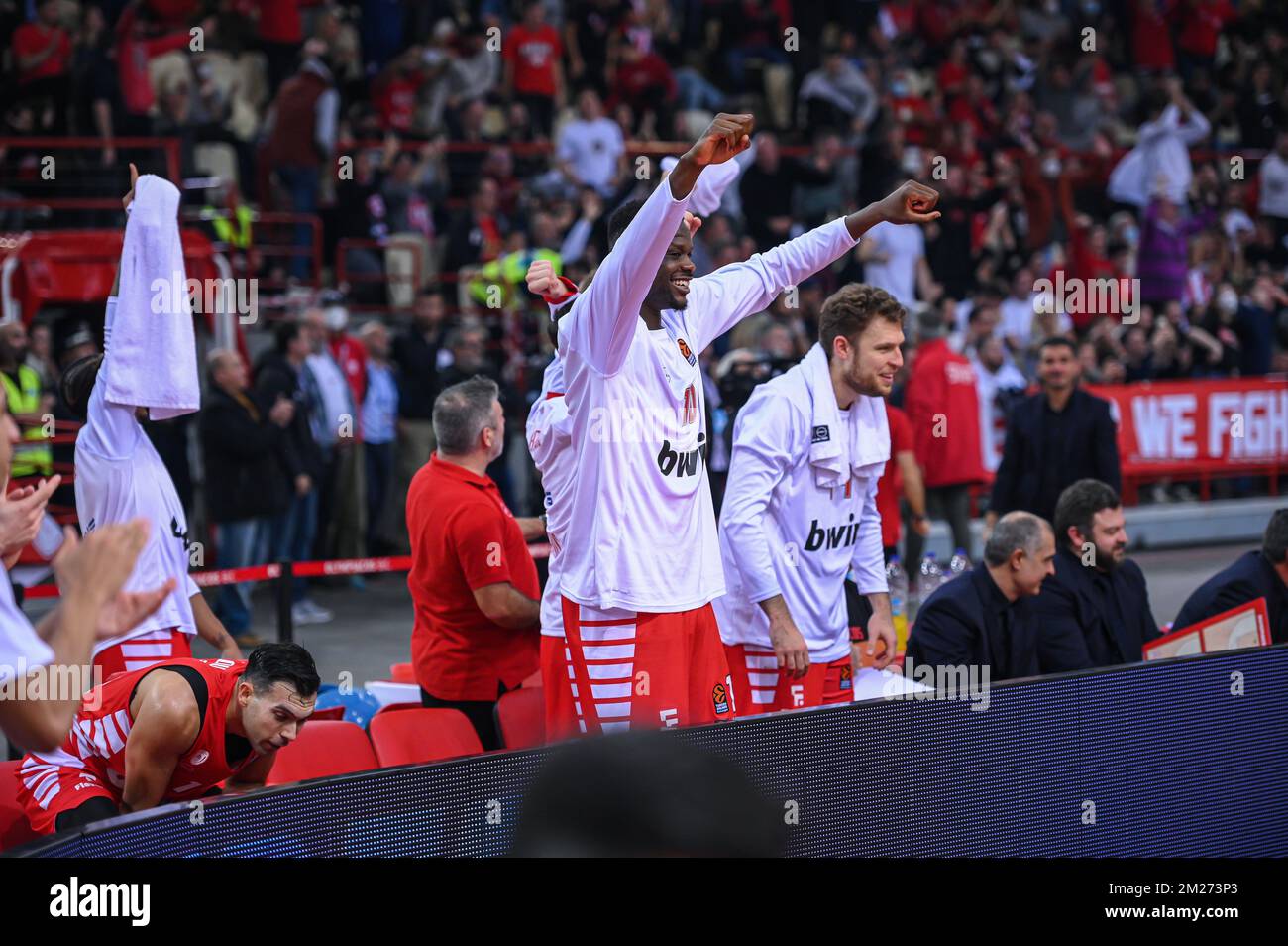 Athènes, Lombardie, Grèce. 13th décembre 2022. Les joueurs de l'Olympiacos Pirée réagissent lors du match Euroligue des compagnies aériennes turques entre Olympiacos Pirée et Fenerbahce Beko Istanbul au stade de la paix et de l'amitié sur 13 décembre 2022 au Pirée, Grèce (Credit image: © Stefanos Kyriazis/ZUMA Press Wire) Banque D'Images