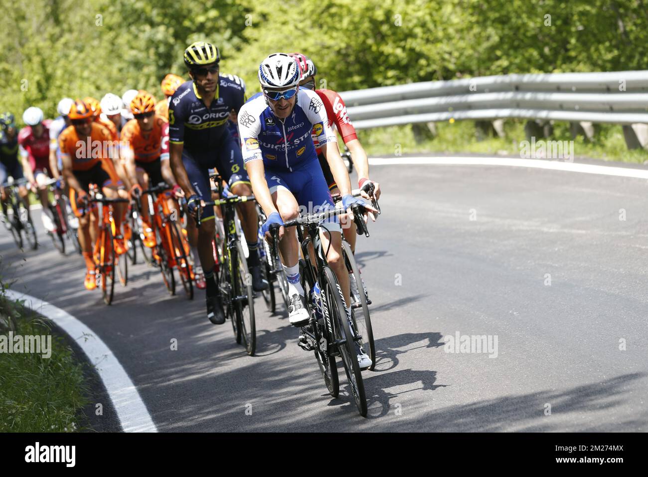 Le Belge Pieter Serry de Quick-Step Floors passe la douzième étape de la tournée à vélo Giro 2017, à 229 km de Forli à Regio Emilia, Italie, jeudi 18 mai 2017. BELGA PHOTO YUZURU SUNADA Banque D'Images