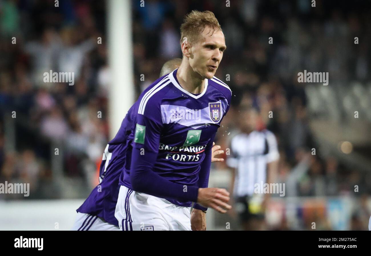 Lukasz Teodorczyk d'Anderlecht célèbre après avoir marqué le match de la Jupiler Pro League entre Sporting Charleroi et RSC Anderlecht, à Charleroi, le jeudi 18 mai 2017, le jour 9 (sur 10) du Play-off 1 du championnat belge de football. BELGA PHOTO VIRGINIE LEFOUR Banque D'Images