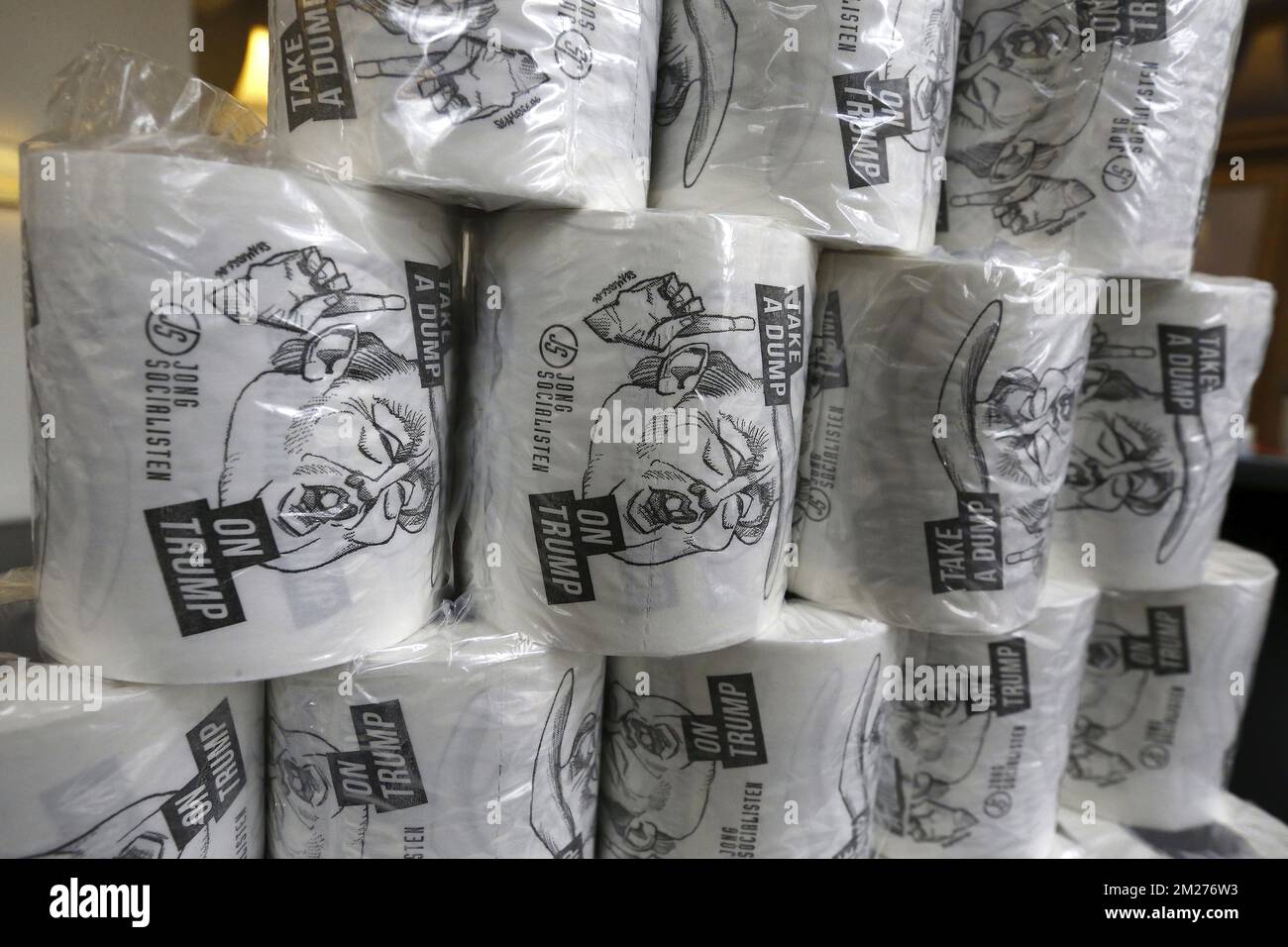 L'illustration montre le papier toilette « Take a dump on Trump » lors d'un congrès des socialistes flamands sp.a à Bruxelles, appelé « Europa Linksaf », dimanche 21 mai 2017. BELGA PHOTO NICOLAS MATERLINCK Banque D'Images