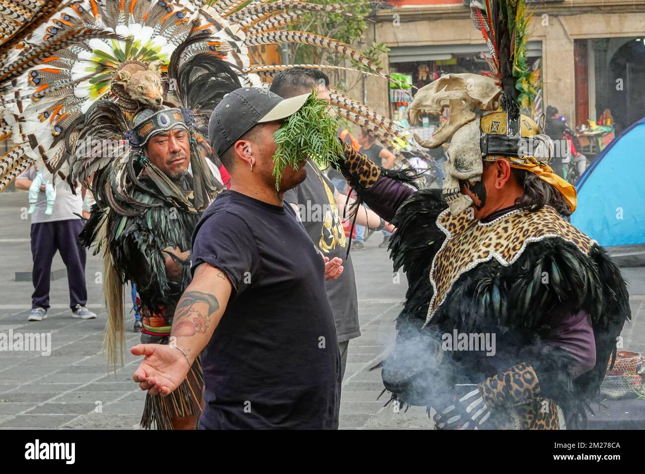 Un homme participe au nettoyage spirituel par les guérisseurs folkloriques aztèques de shaman sur la Plaza de la Constitución, place Zocalo, Mexico, Mexique. Banque D'Images