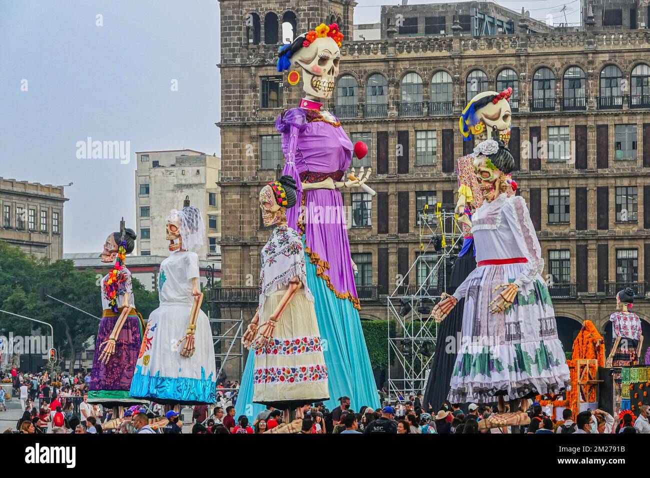 Les foules se rassemblent autour de sculptures géantes de Catrina, la mariée squelette, pendant le festival Megaofrenda de Zocalo pour célébrer le début de la journée des morts sur la Plaza de la Constitucion, 28 octobre 2022 à Mexico, Mexique. Banque D'Images