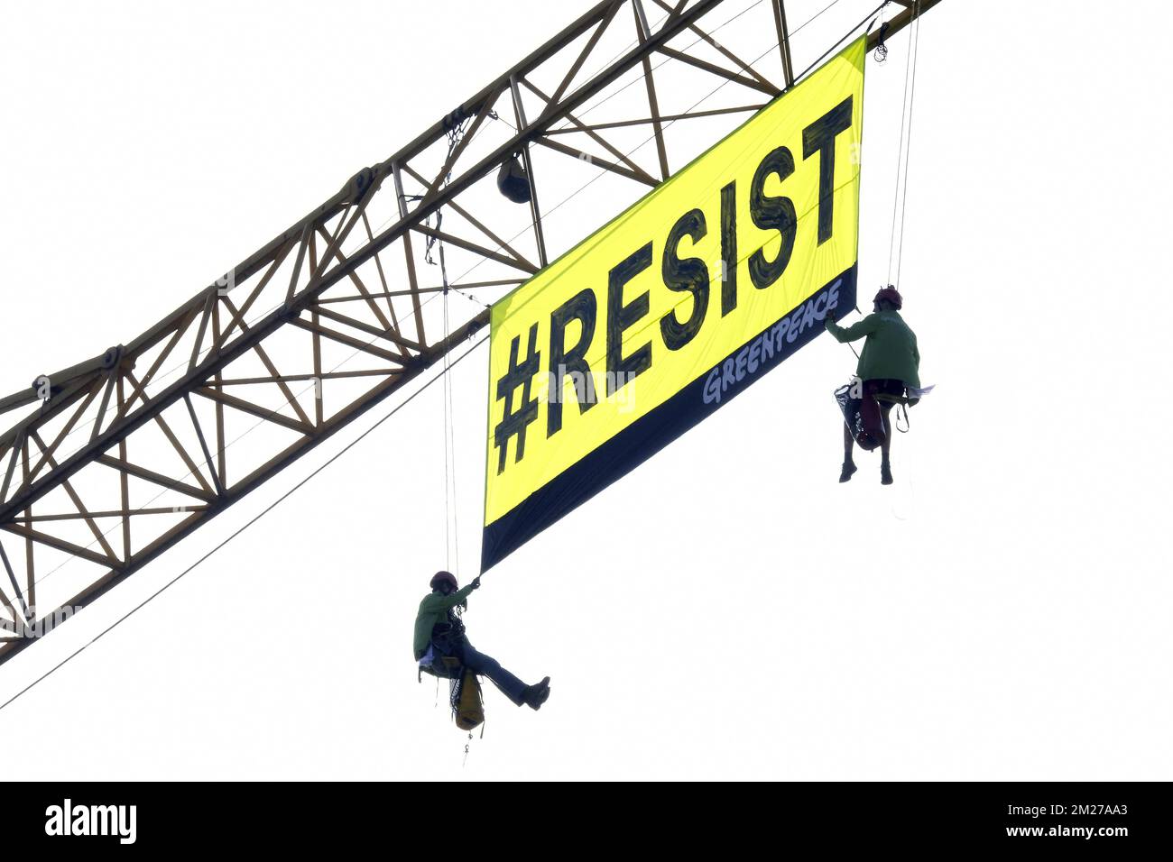 Les militants de Greenpeace protestent contre le Président des États-Unis d'Amérique, le jeudi 25 mai 2017, à l'ambassade des États-Unis à Bruxelles. Le président Trump est en visite de deux jours en Belgique, pour assister jeudi à un sommet de l'OTAN (Organisation du Traité de l'Atlantique Nord). BELGA PHOTO ANTONY GEVAERT Banque D'Images